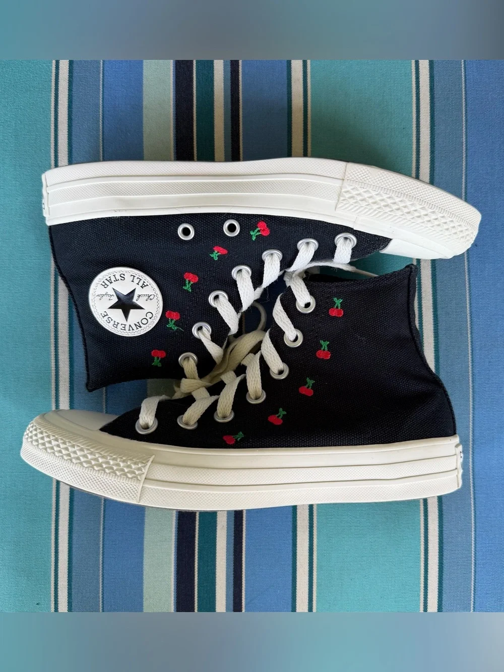 🍒💣 Cherry embroidered high top Converse